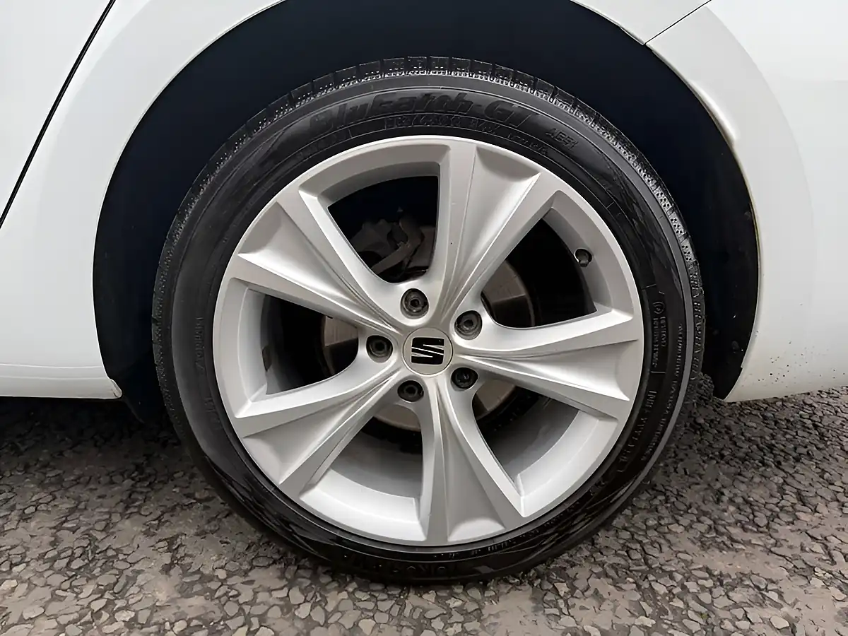 Used 2021 SEAT Leon Fr White - Interior and Exterior details 9