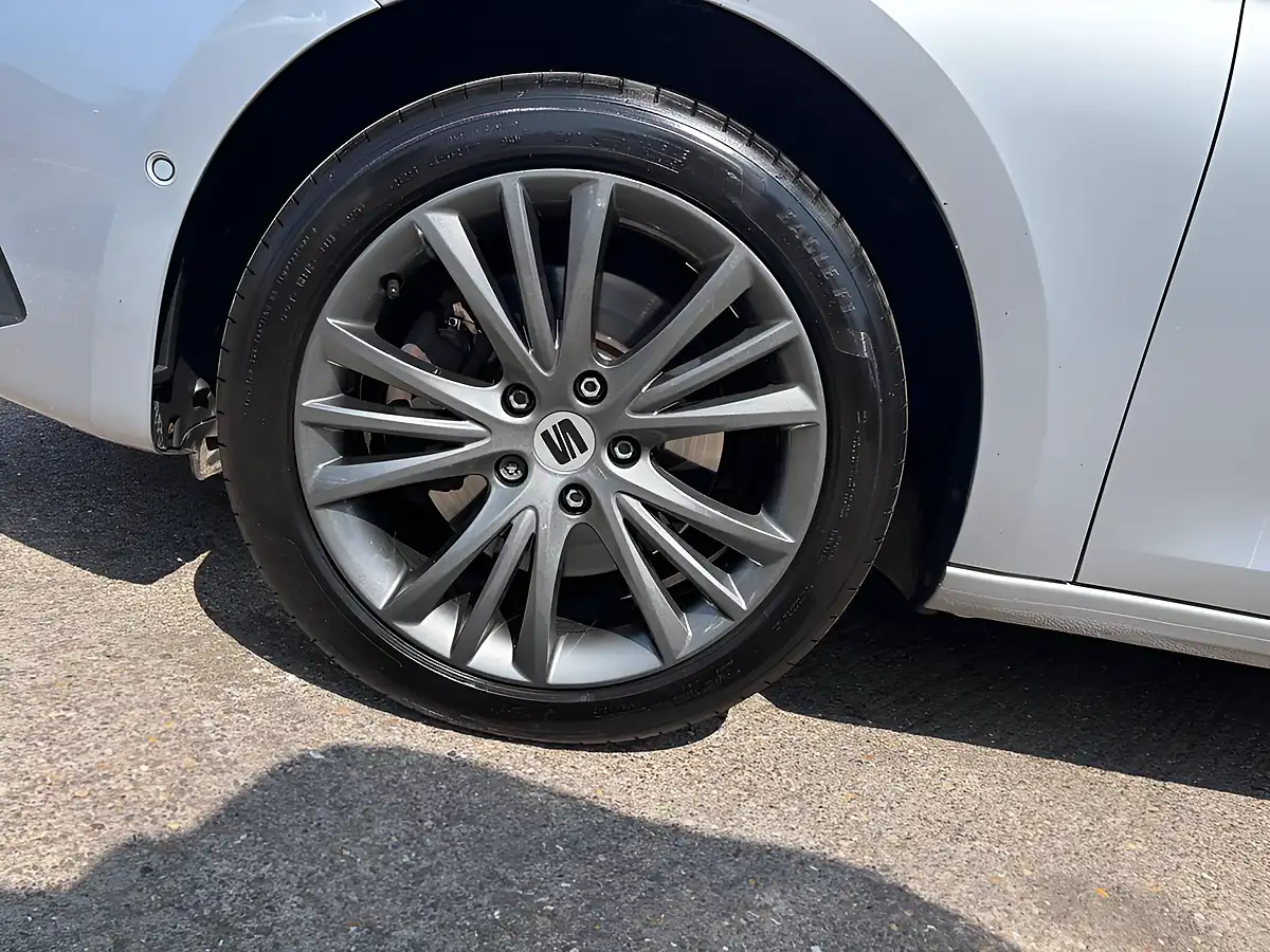 Used 2021 SEAT Leon Se Dynamic Silver - Interior and Exterior details 4
