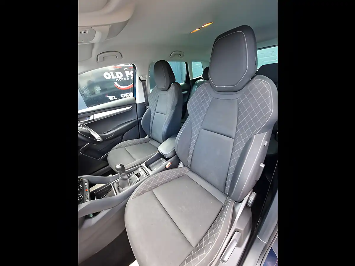 Used 2021 Skoda Karoq Se Blue - Interior and Exterior details 16