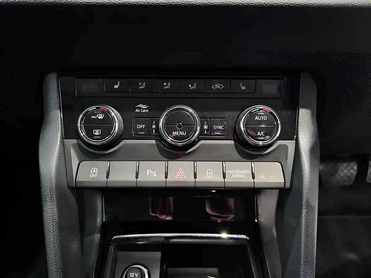 Used 2021 Skoda Karoq Se L Brilliant Silver - Interior and Exterior details 14