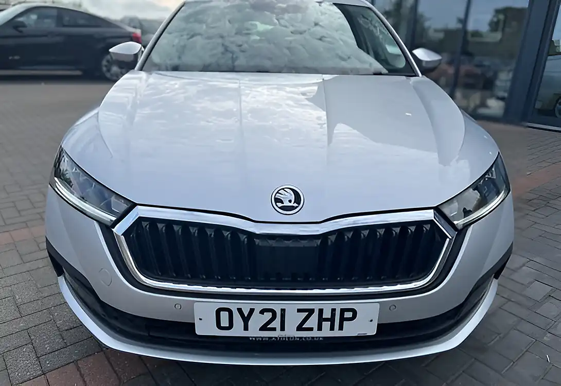 Used 2021 Skoda Octavia Se Technology Brilliant Silver - Interior and Exterior details 3