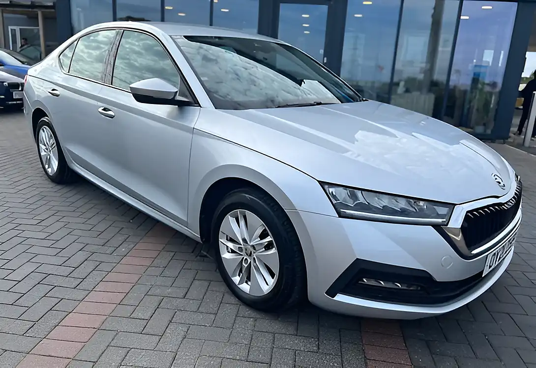 Used 2021 Skoda Octavia Se Technology Brilliant Silver - Interior and Exterior details 4