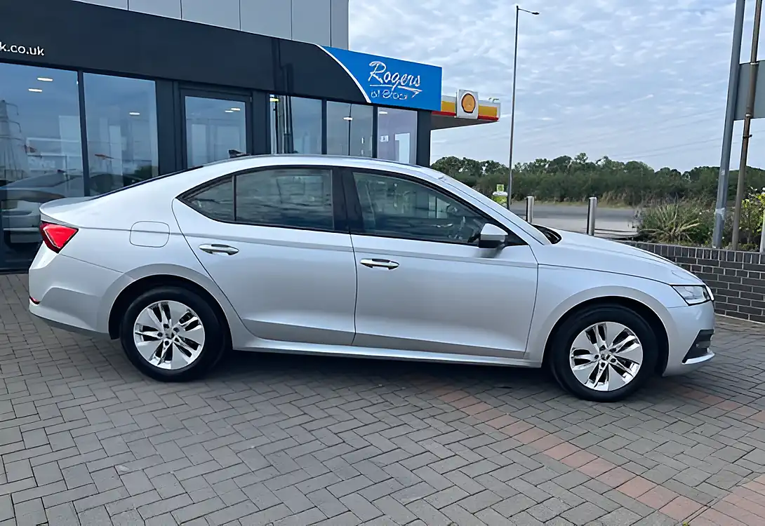 Used 2021 Skoda Octavia Se Technology Brilliant Silver - Interior and Exterior details 5