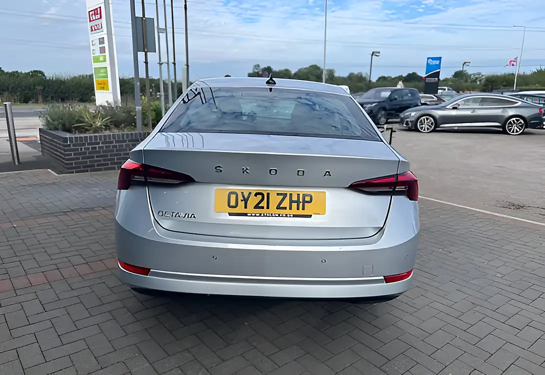 Used 2021 Skoda Octavia Se Technology Brilliant Silver - Interior and Exterior details 7