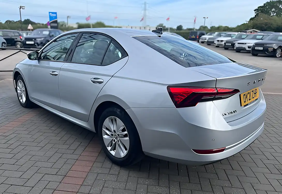 Used 2021 Skoda Octavia Se Technology Brilliant Silver - Interior and Exterior details 8