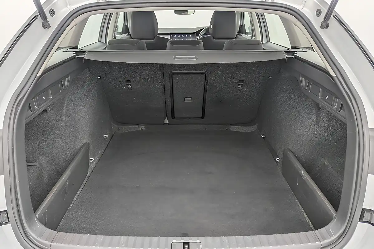 Used 2021 Skoda Octavia Se Technology White - Interior and Exterior details 19