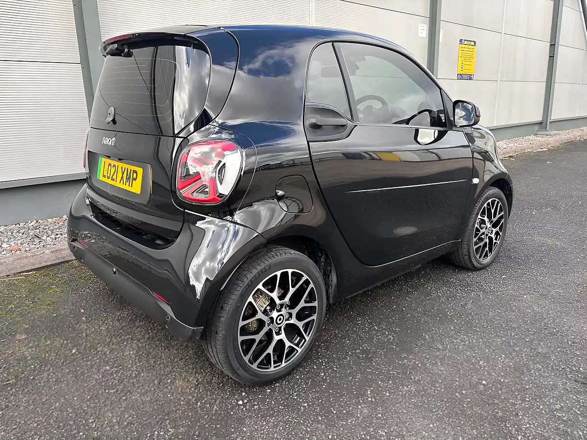 Used 2021 Smart Fortwo Exclusive Black - Interior and Exterior details 12