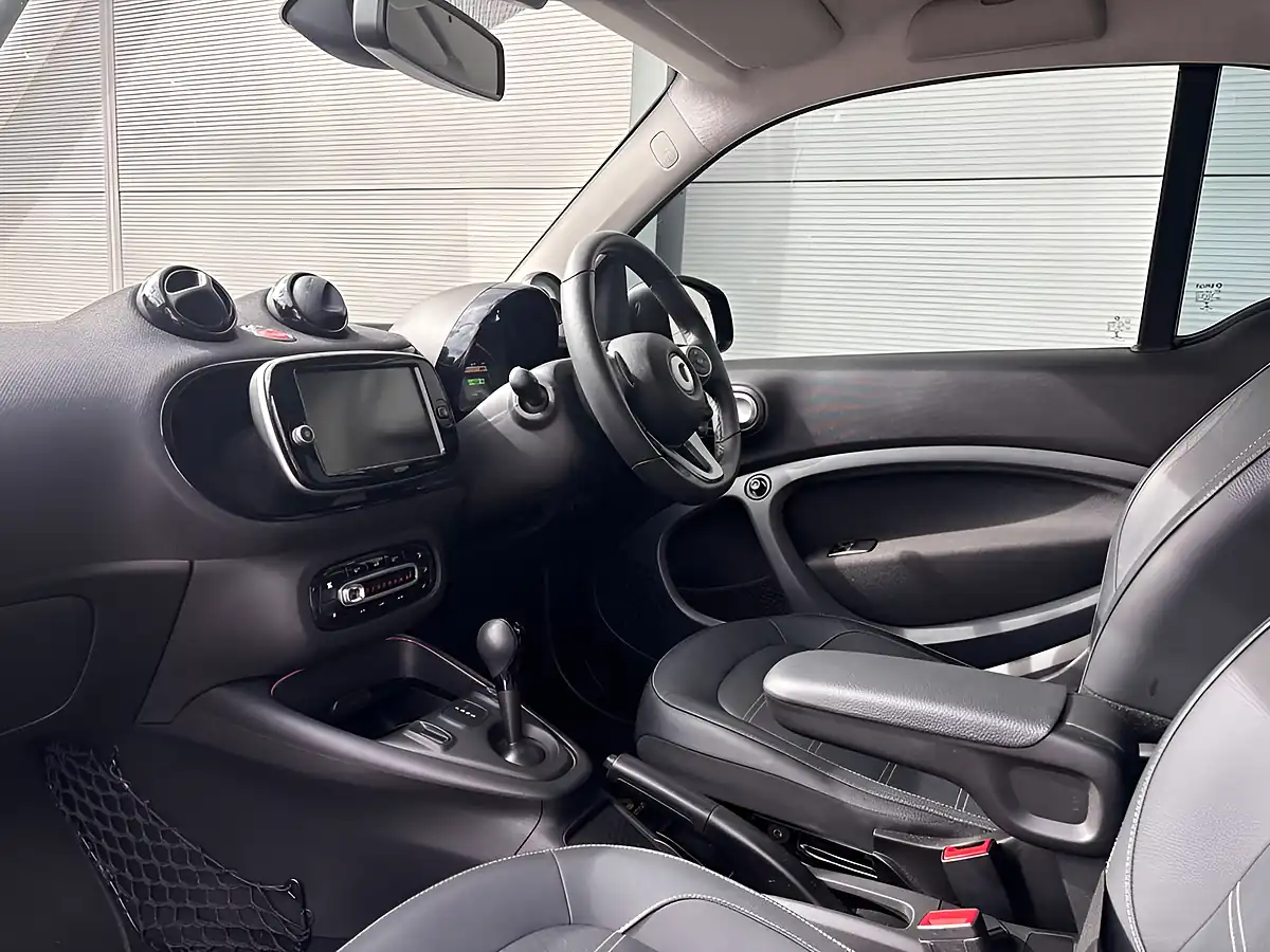 Used 2021 Smart Fortwo Exclusive Black - Interior and Exterior details 18
