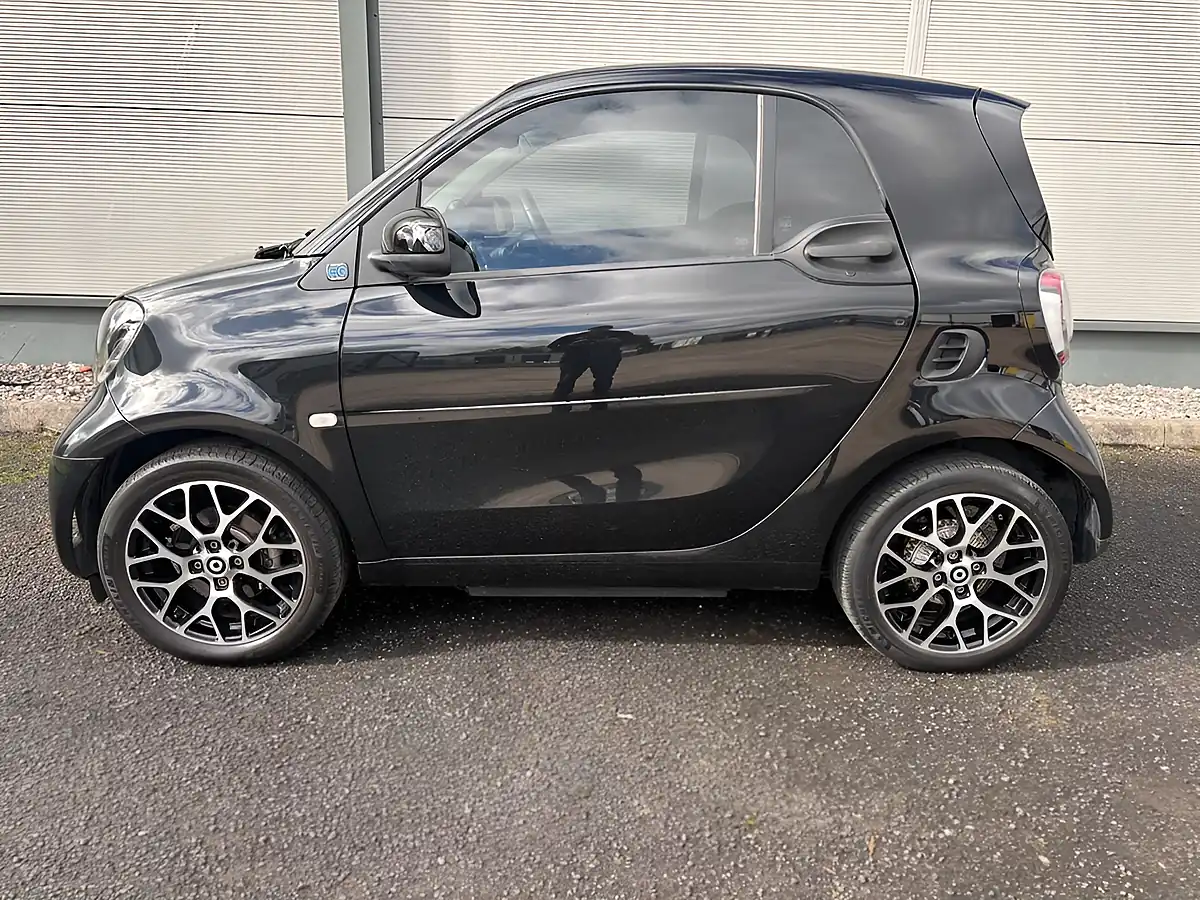 Used 2021 Smart Fortwo Exclusive Black - Interior and Exterior details 7
