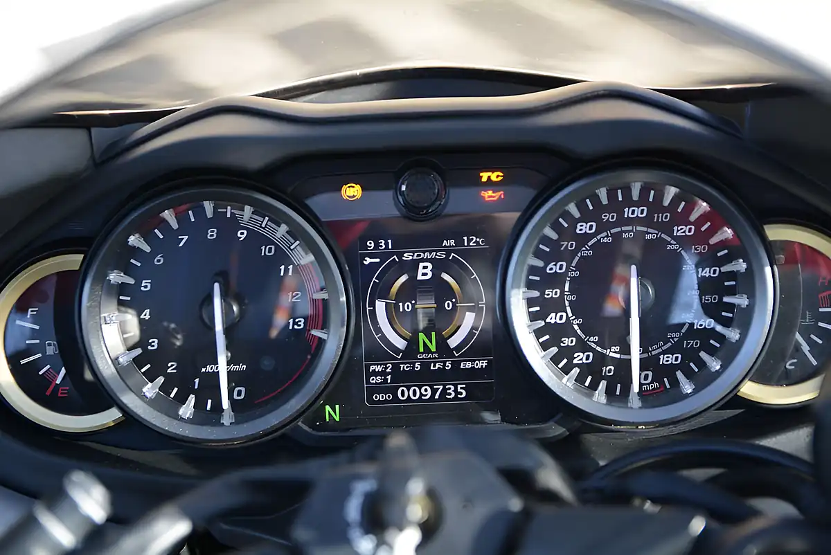 Used 2021 Suzuki GSX1300R Hayabusa Silver - Interior and Exterior details 6