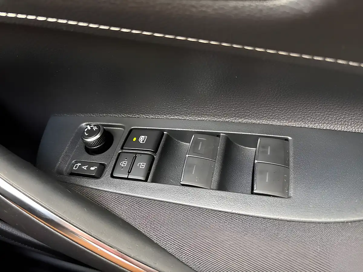 Used 2021 Suzuki Swace Sz-T White - Interior and Exterior details 13
