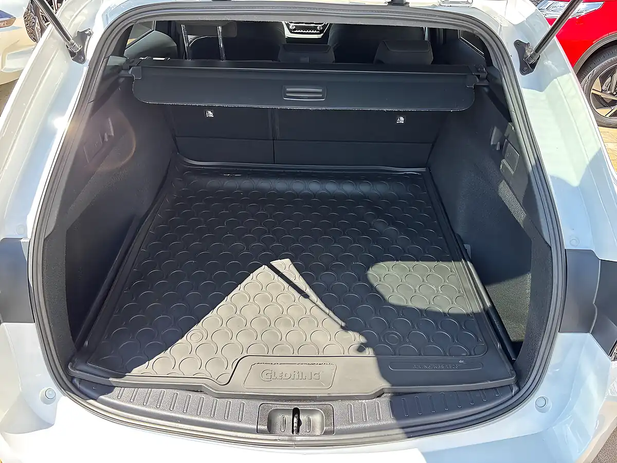 Used 2021 Suzuki Swace Sz-T White - Interior and Exterior details 19