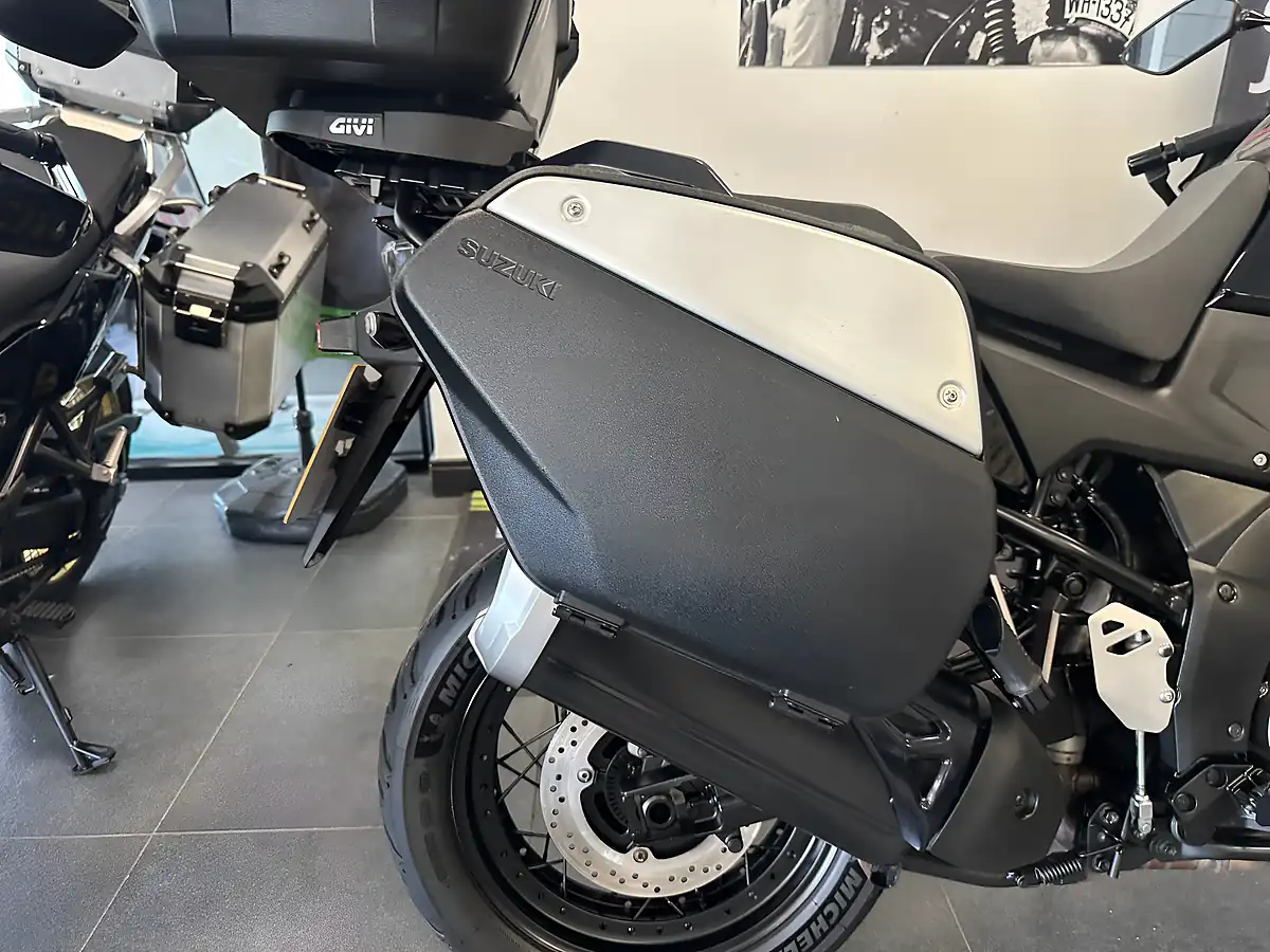 Used 2021 Suzuki V-Strom 1000 Xt Adventure Black - Interior and Exterior details 4