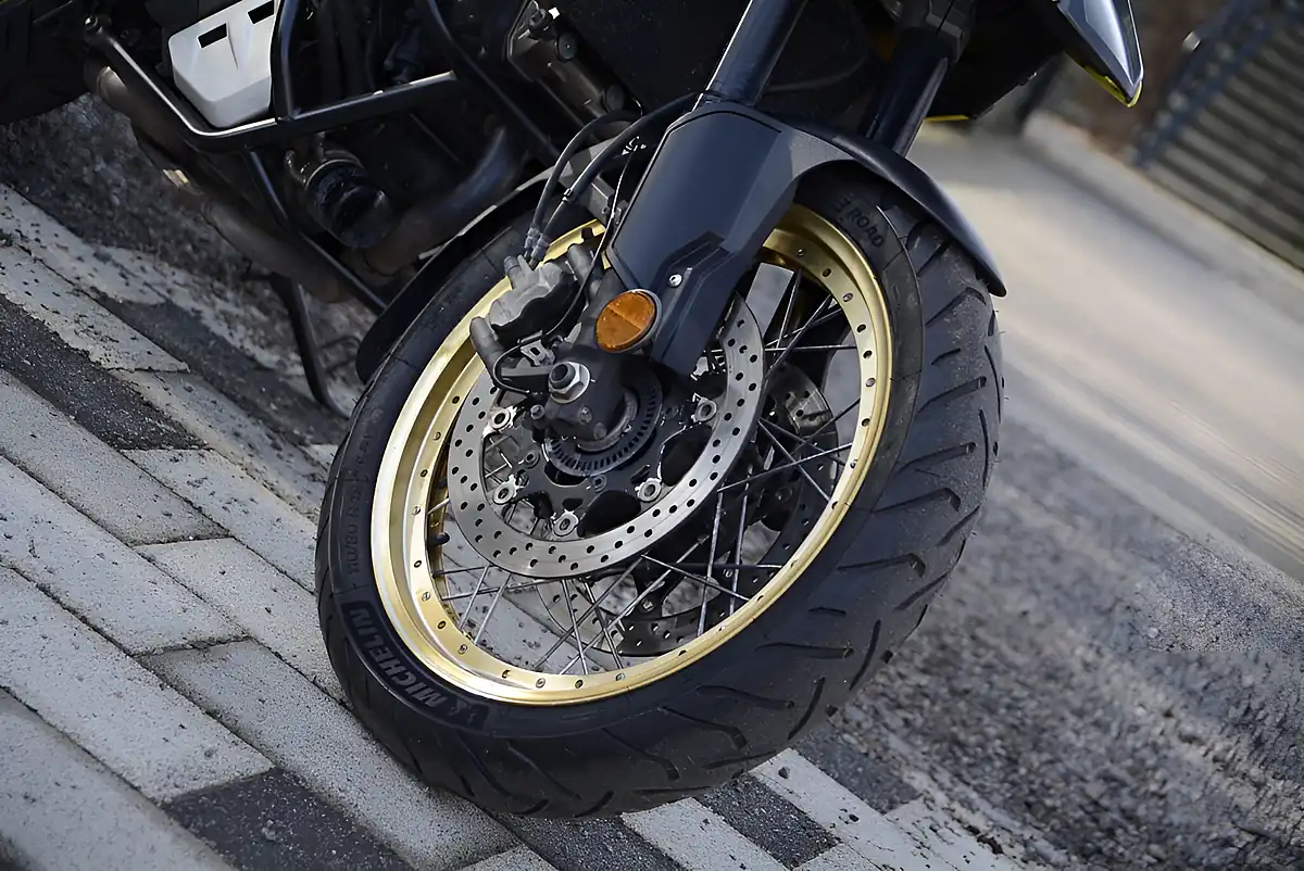 Used 2021 Suzuki V-Strom 1050 Yellow - Interior and Exterior details 4