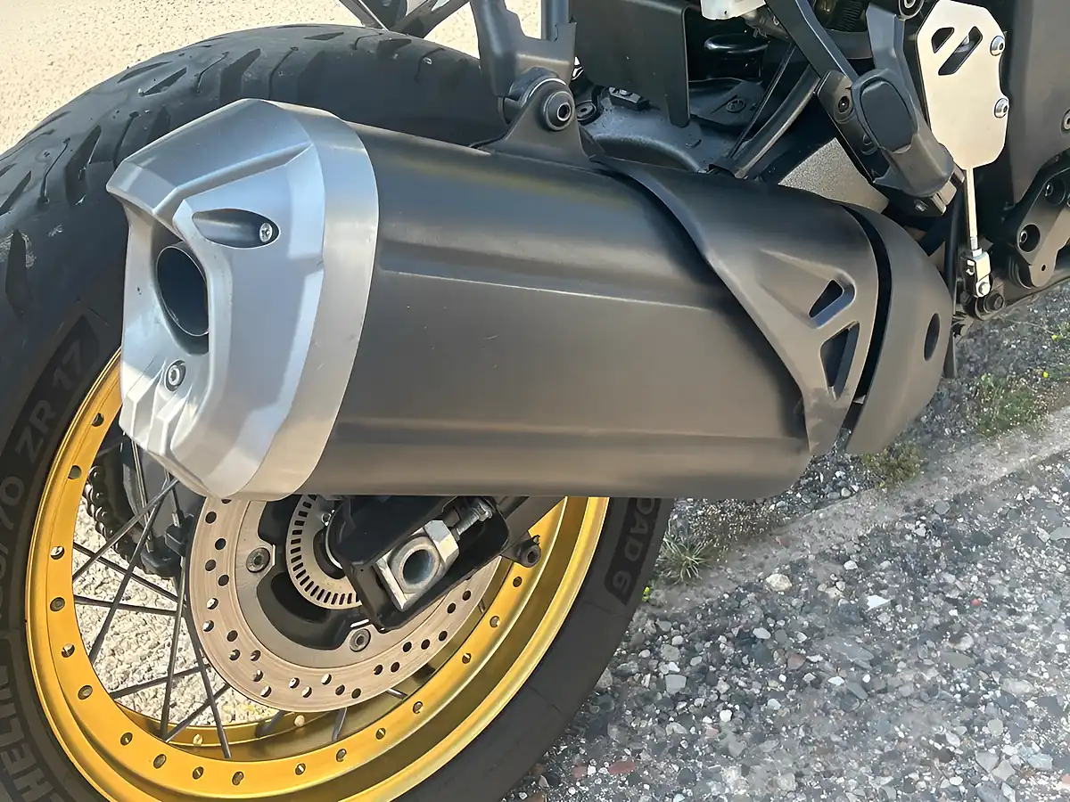 Used 2021 Suzuki V-Strom 1050 Yellow - Interior and Exterior details 13