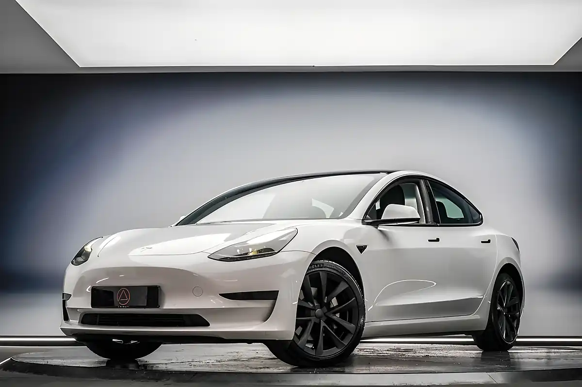 Used 2021 Tesla Model 3 Standard Range Plus White - Front View