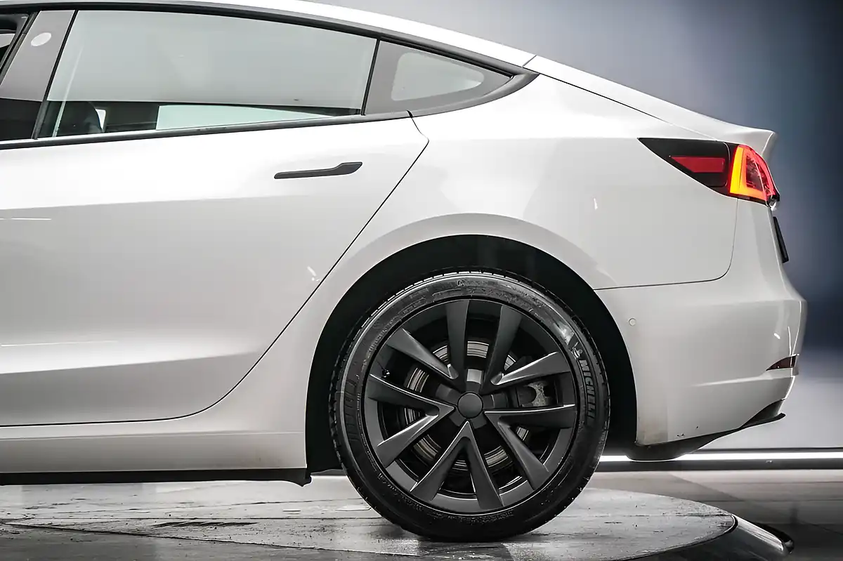 Used 2021 Tesla Model 3 Standard Range Plus White - Interior and Exterior details 11