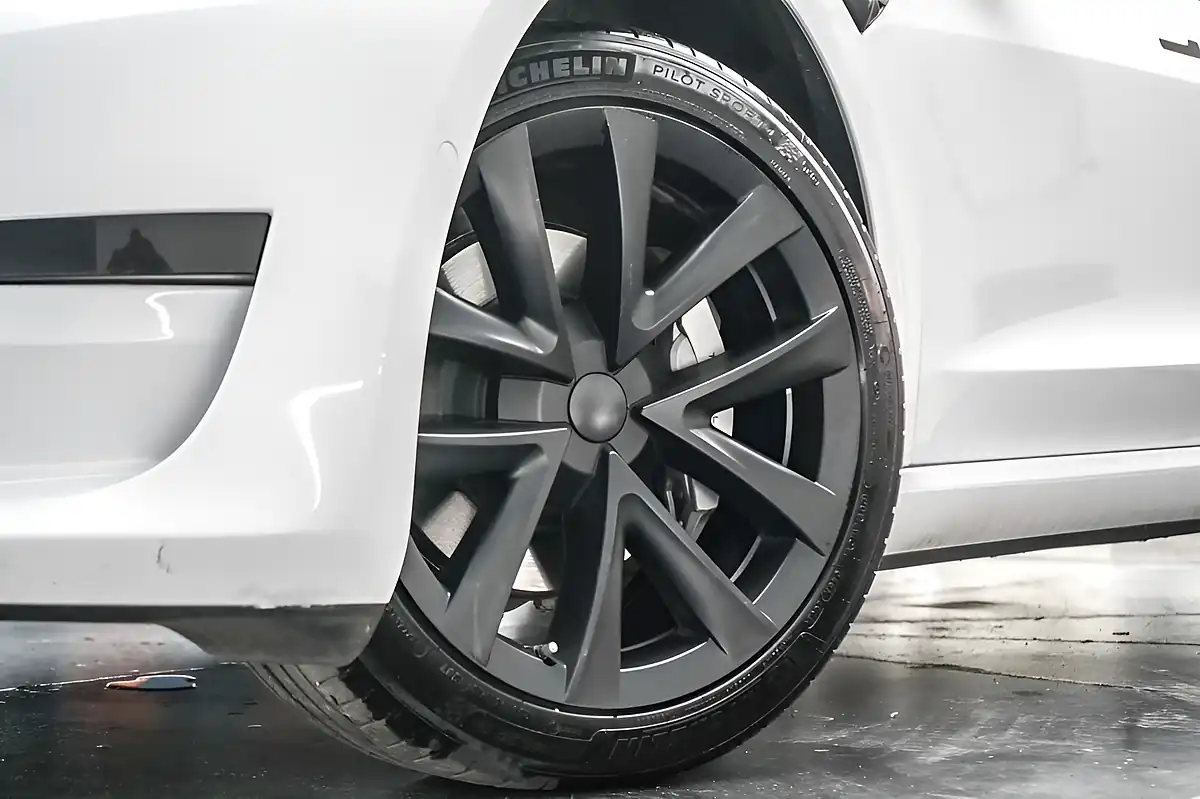 Used 2021 Tesla Model 3 Standard Range Plus White - Interior and Exterior details 2