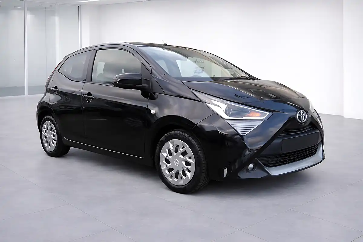 Used 2021 Toyota Aygo X-Play Black - Front View