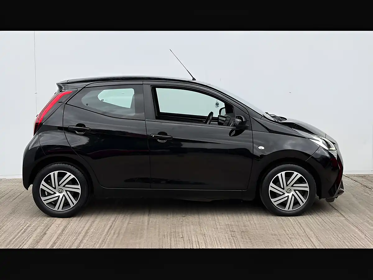 Used 2021 Toyota Aygo X-Play Bold Black - Interior and Exterior details 10