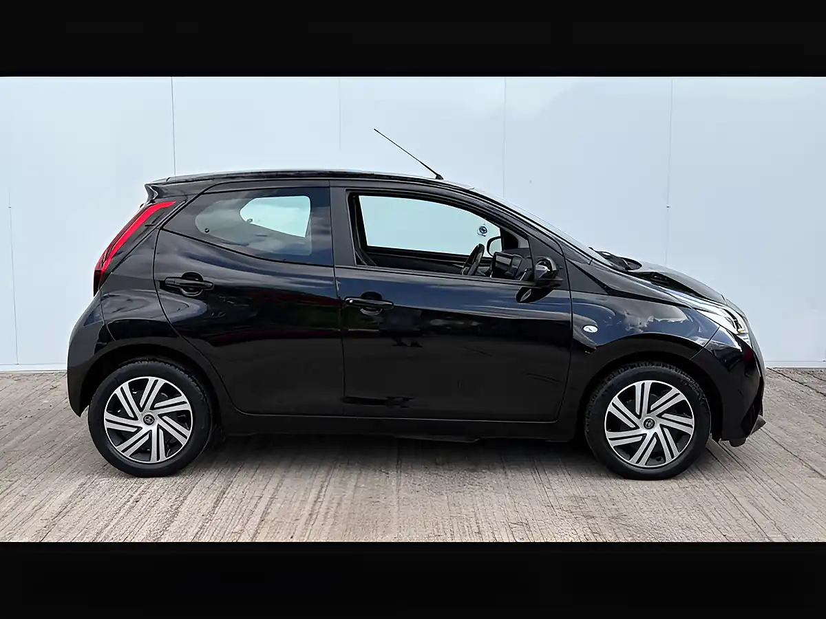 Used 2021 Toyota Aygo X-Play Bold Black - Interior and Exterior details 8