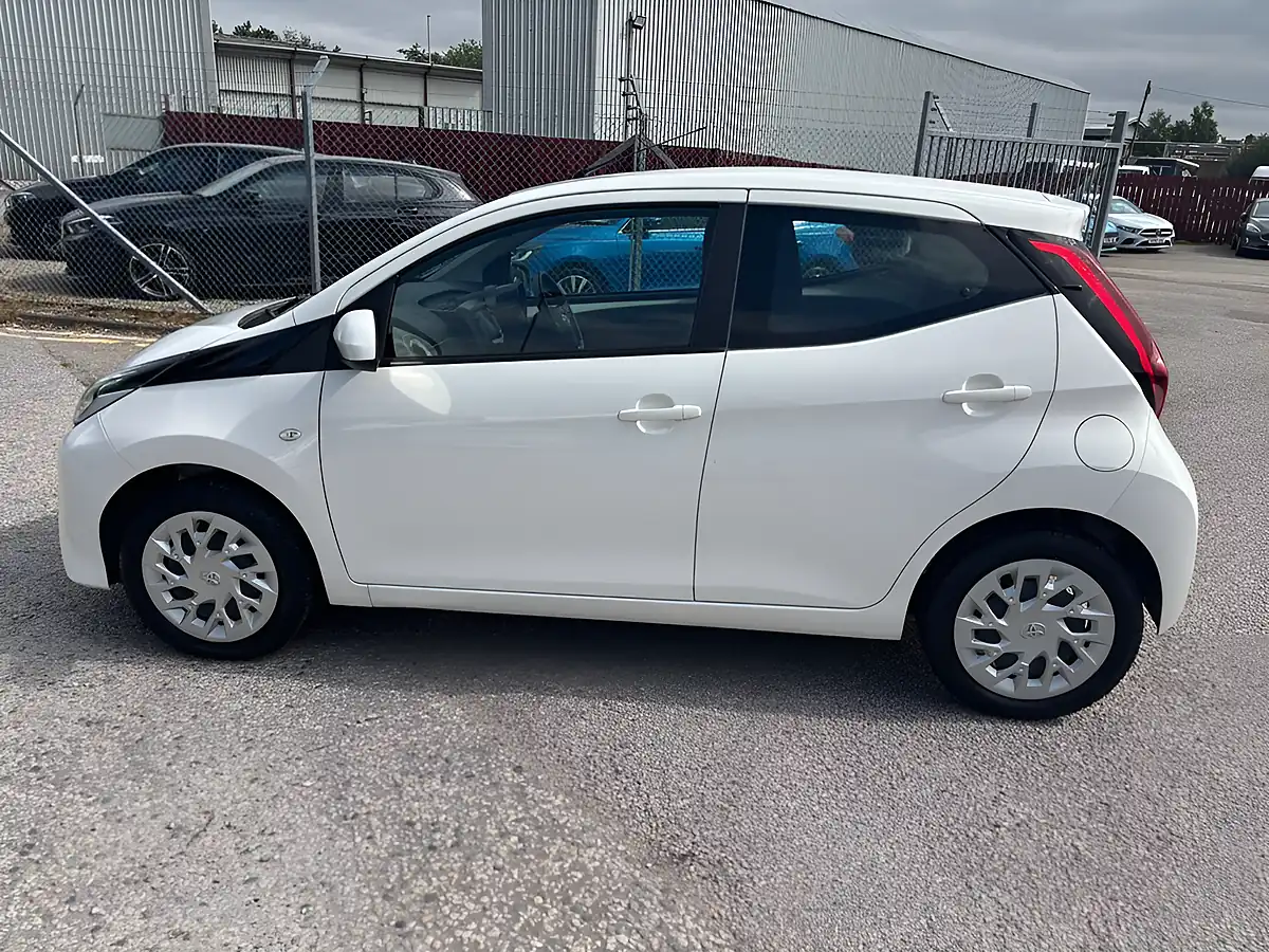 Used 2021 Toyota Aygo X-Play White - Interior and Exterior details 8