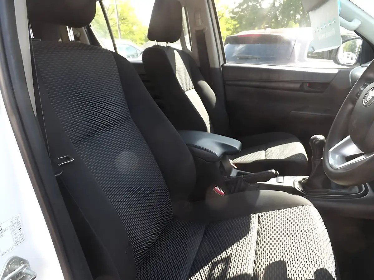 Used 2021 Toyota Hi-Lux Active White - Interior and Exterior details 9