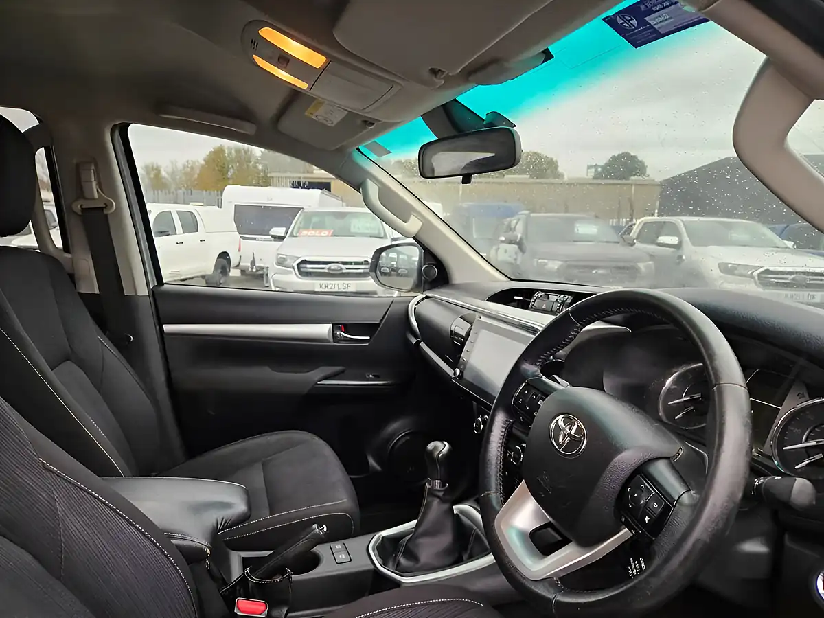 Used 2021 Toyota Hilux Invincible D-Xd Silver - Interior and Exterior details 12