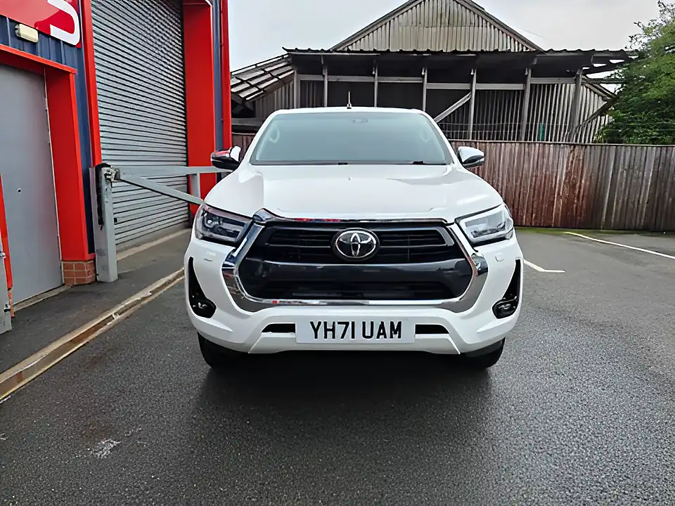 Used 2021 Toyota Hilux Invincible Dcb White - Interior and Exterior details 2