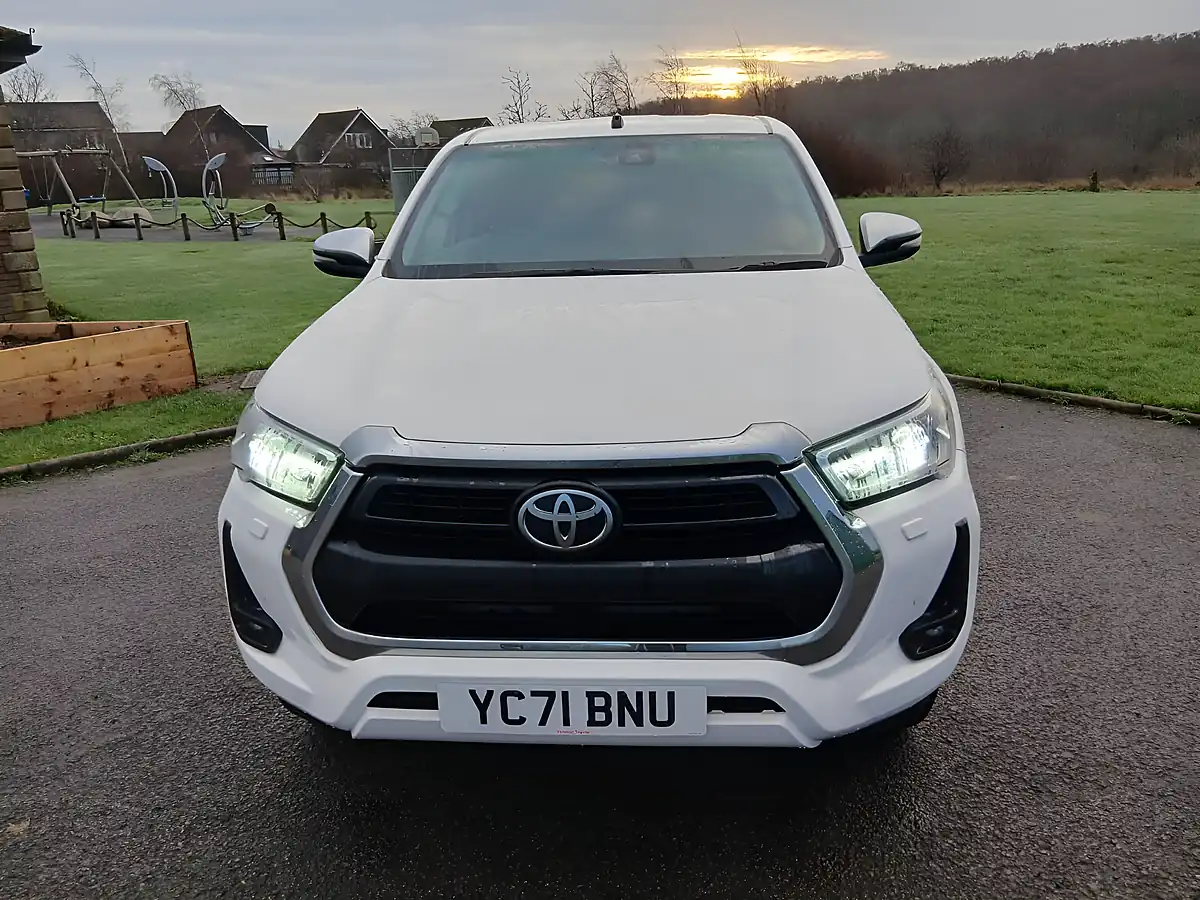 Used 2021 Toyota Hilux Invincible White - Interior and Exterior details 4