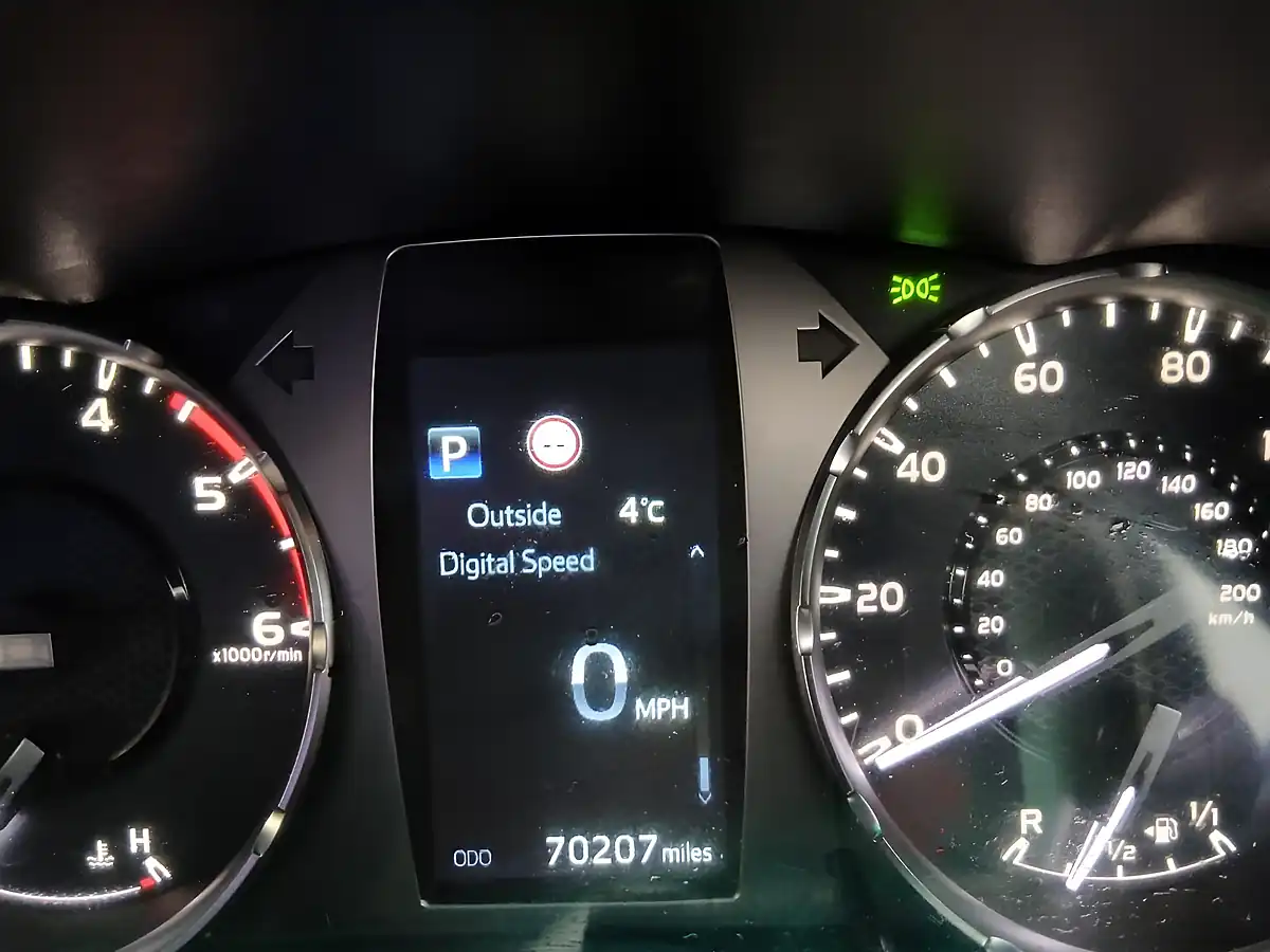Used 2021 Toyota Hilux Invincible White - Interior and Exterior details 9