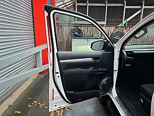 Used 2021 Toyota Hilux Invincible White - Interior and Exterior details 17