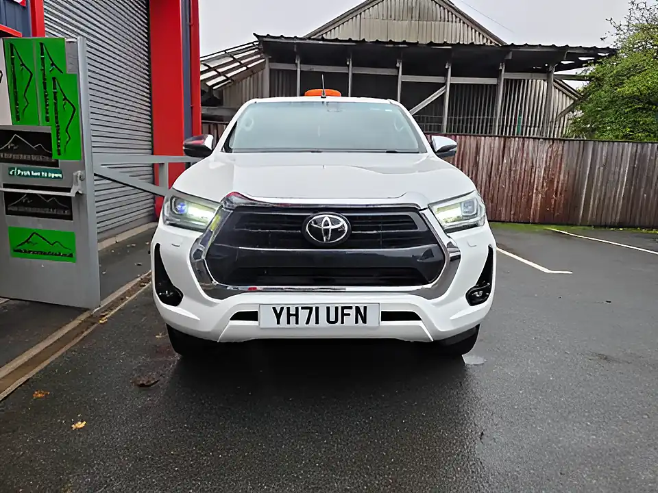 Used 2021 Toyota Hilux Invincible White - Interior and Exterior details 2