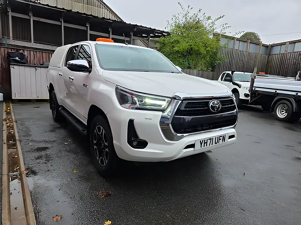 Used 2021 Toyota Hilux Invincible White - Interior and Exterior details 3