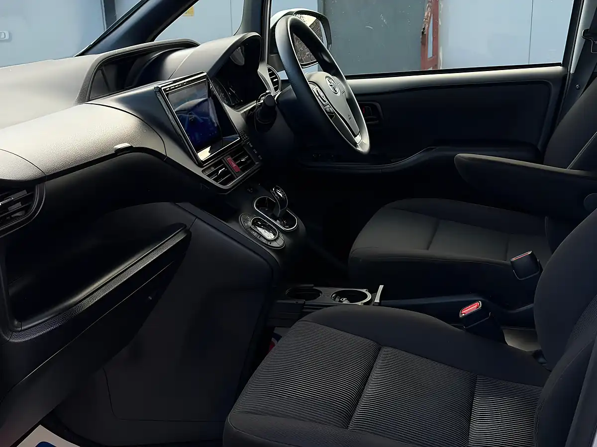Used 2021 Toyota Noah Voxy Silver - Interior and Exterior details 13