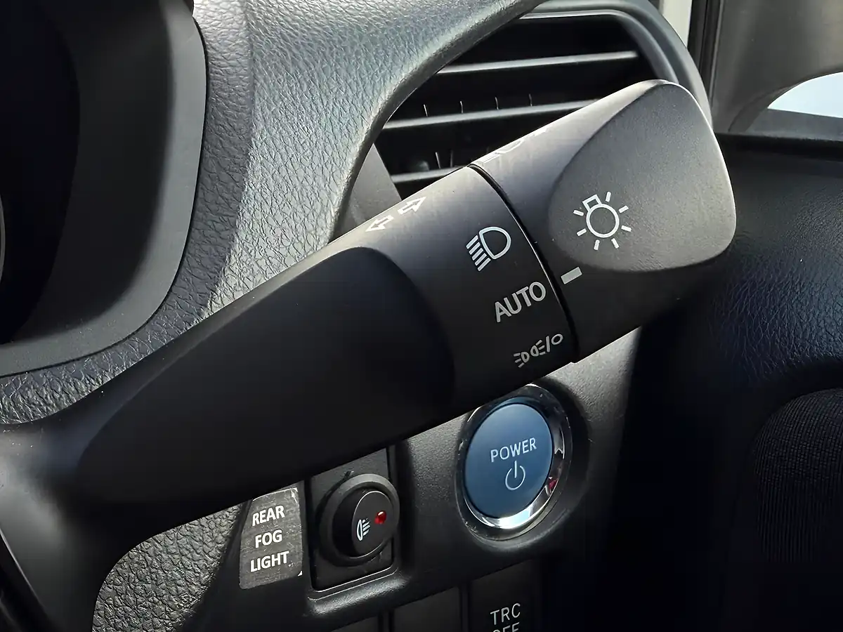 Used 2021 Toyota Noah Voxy Silver - Interior and Exterior details 17