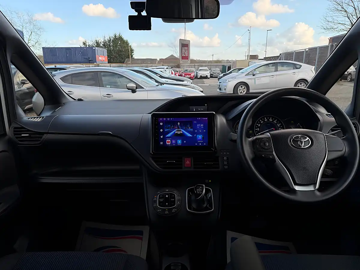 Used 2021 Toyota Noah Voxy Silver - Interior and Exterior details 20