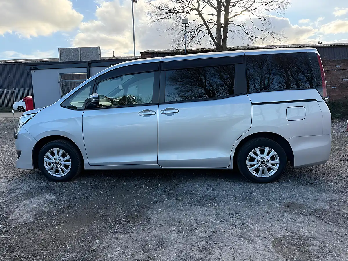 Used 2021 Toyota Noah Voxy Silver - Interior and Exterior details 7