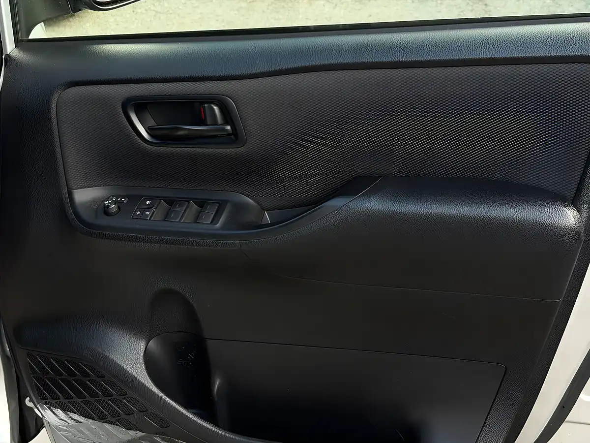 Used 2021 Toyota Noah Voxy Silver - Interior and Exterior details 9