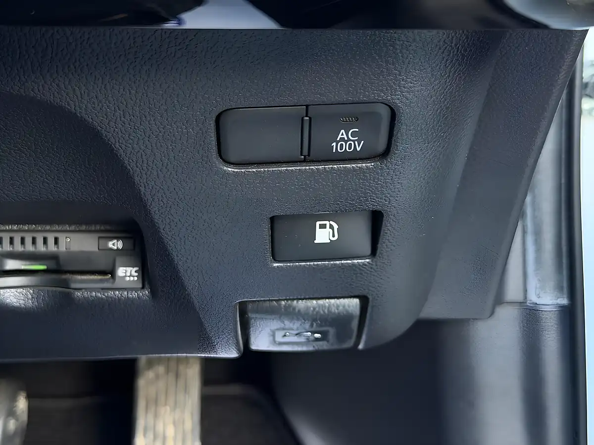 Used 2021 Toyota Prius Active Edition White - Interior and Exterior details 18