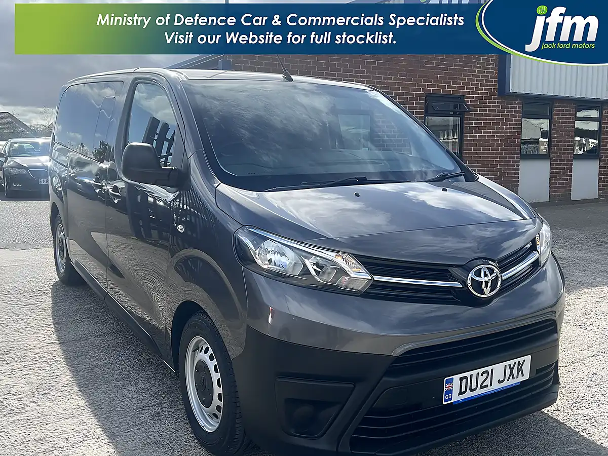 Used 2021 Toyota Proace Verso Medium Platinum Grey Met - Front View