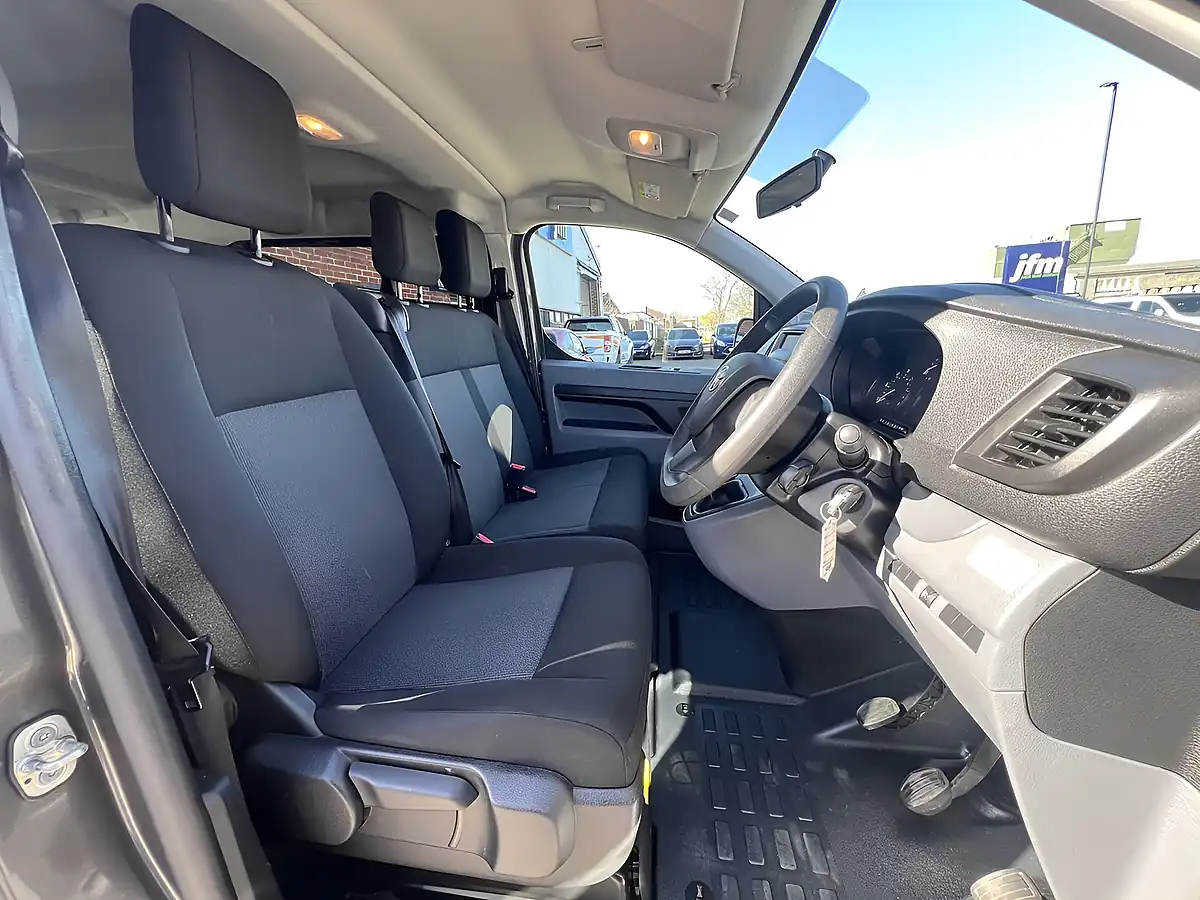 Used 2021 Toyota Proace Verso Medium Platinum Grey Metallic - Interior and Exterior details 3
