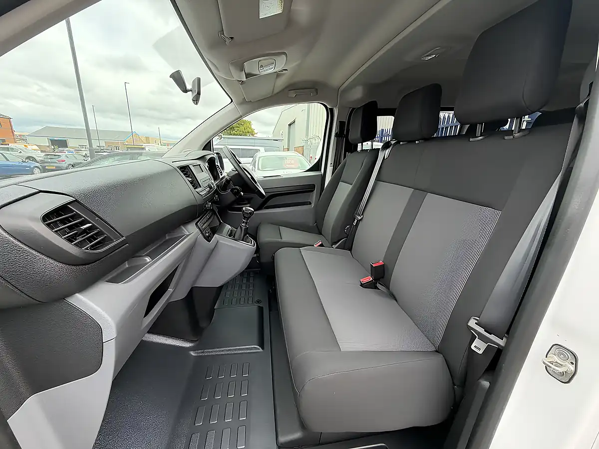 Used 2021 Toyota Proace Verso Medium White - Interior and Exterior details 13