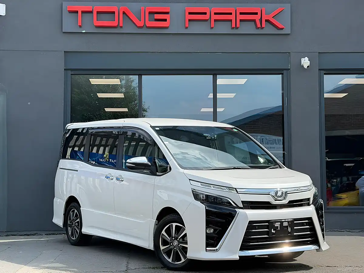 Used 2021 Toyota Voxy Zs Kirameki Ii White - Front View