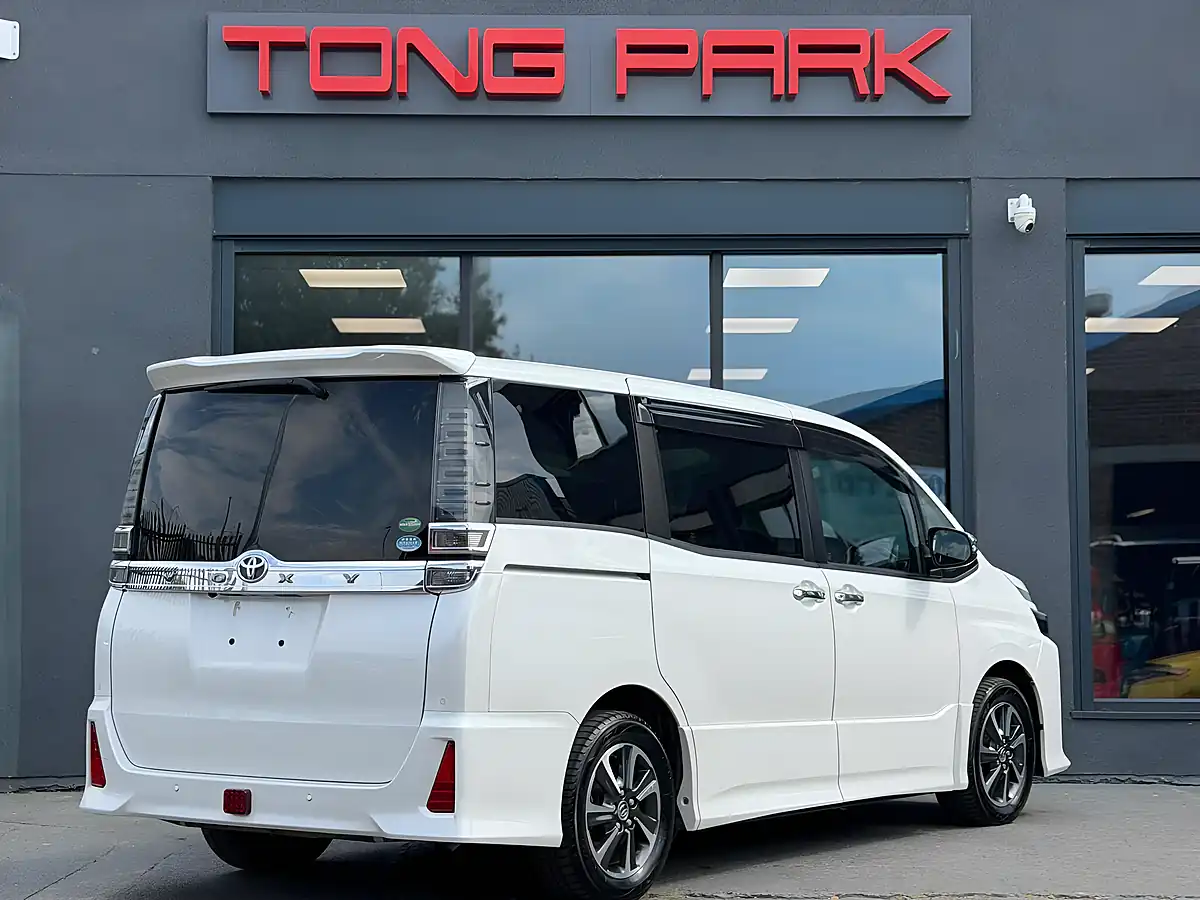 Used 2021 Toyota Voxy Zs Kirameki Ii White - Interior and Exterior details 10
