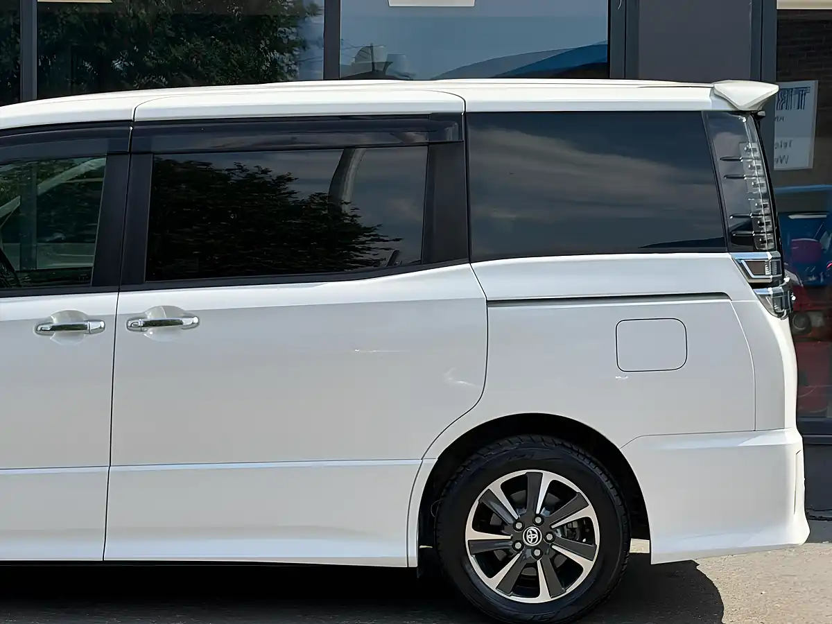 Used 2021 Toyota Voxy Zs Kirameki Ii White - Interior and Exterior details 11