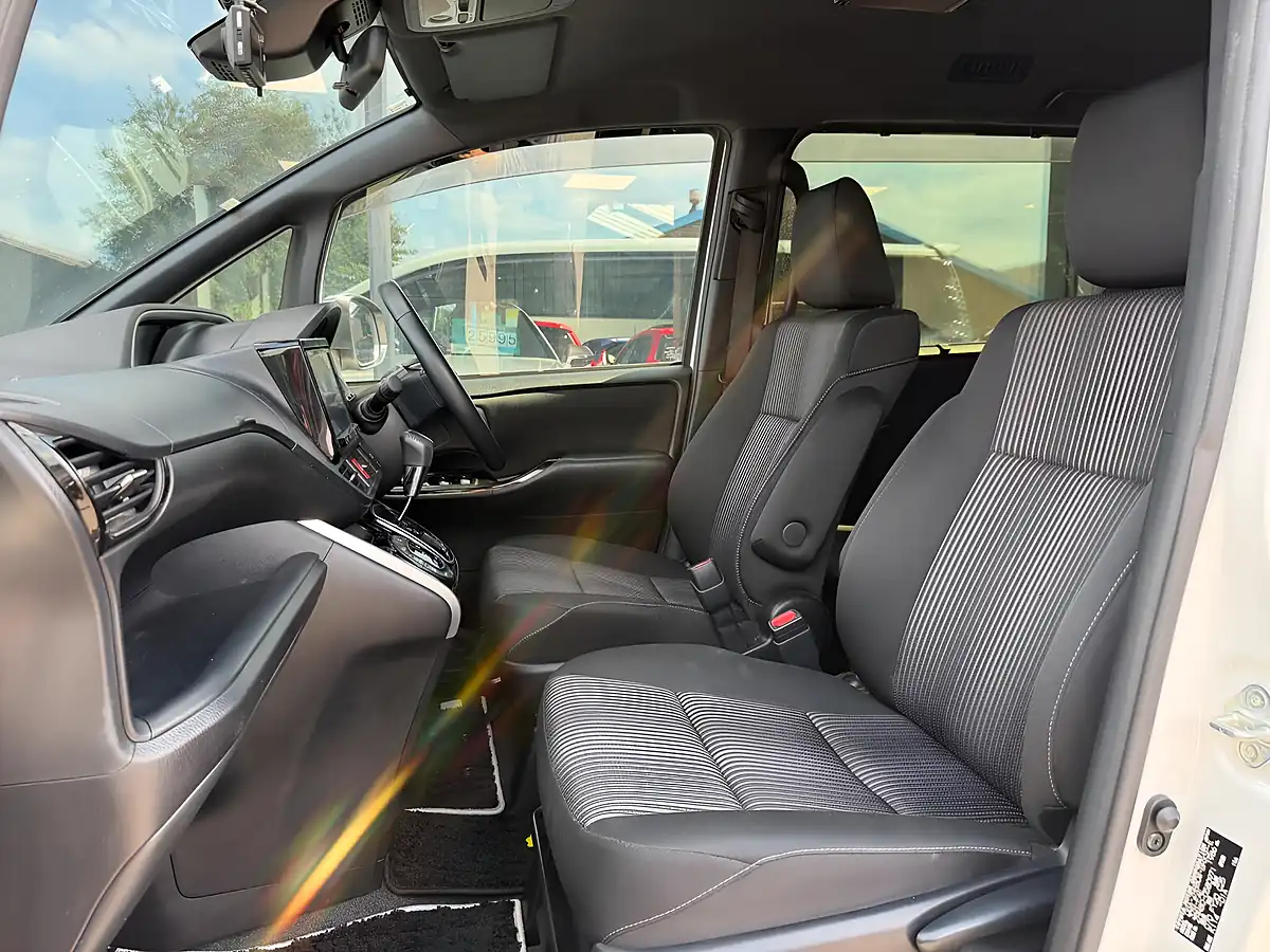 Used 2021 Toyota Voxy Zs Kirameki Ii White - Interior and Exterior details 4