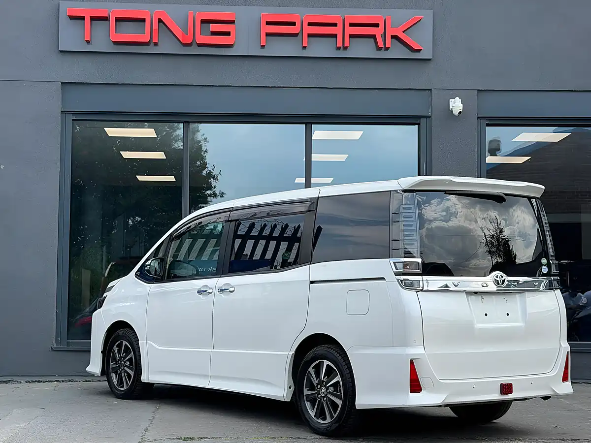 Used 2021 Toyota Voxy Zs Kirameki Ii White - Interior and Exterior details 5