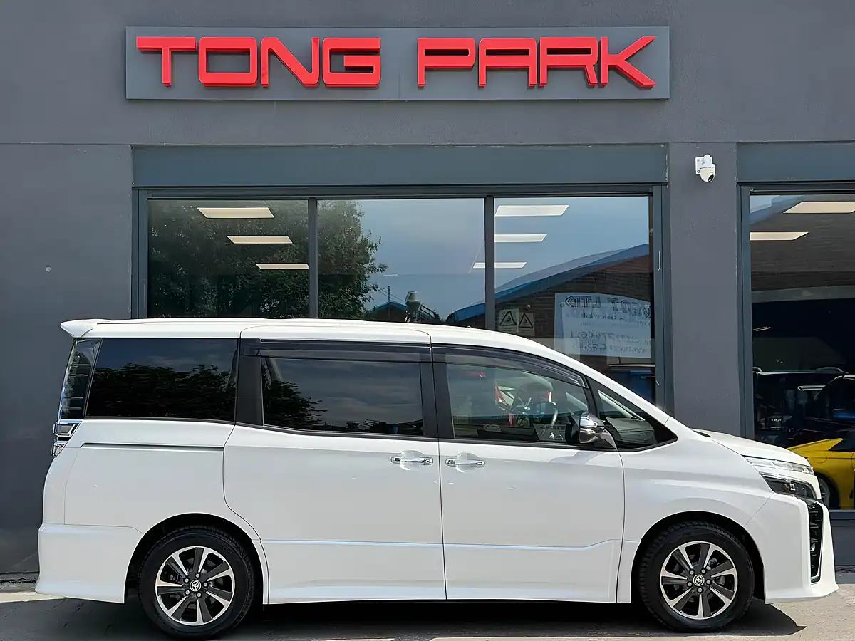 Used 2021 Toyota Voxy Zs Kirameki Ii White - Interior and Exterior details 7