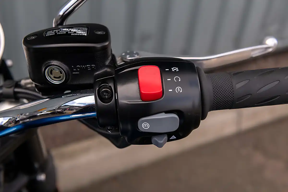 Used 2021 Triumph Bonneville T120 Cobalt Blue / Silver Ice - Interior and Exterior details 16